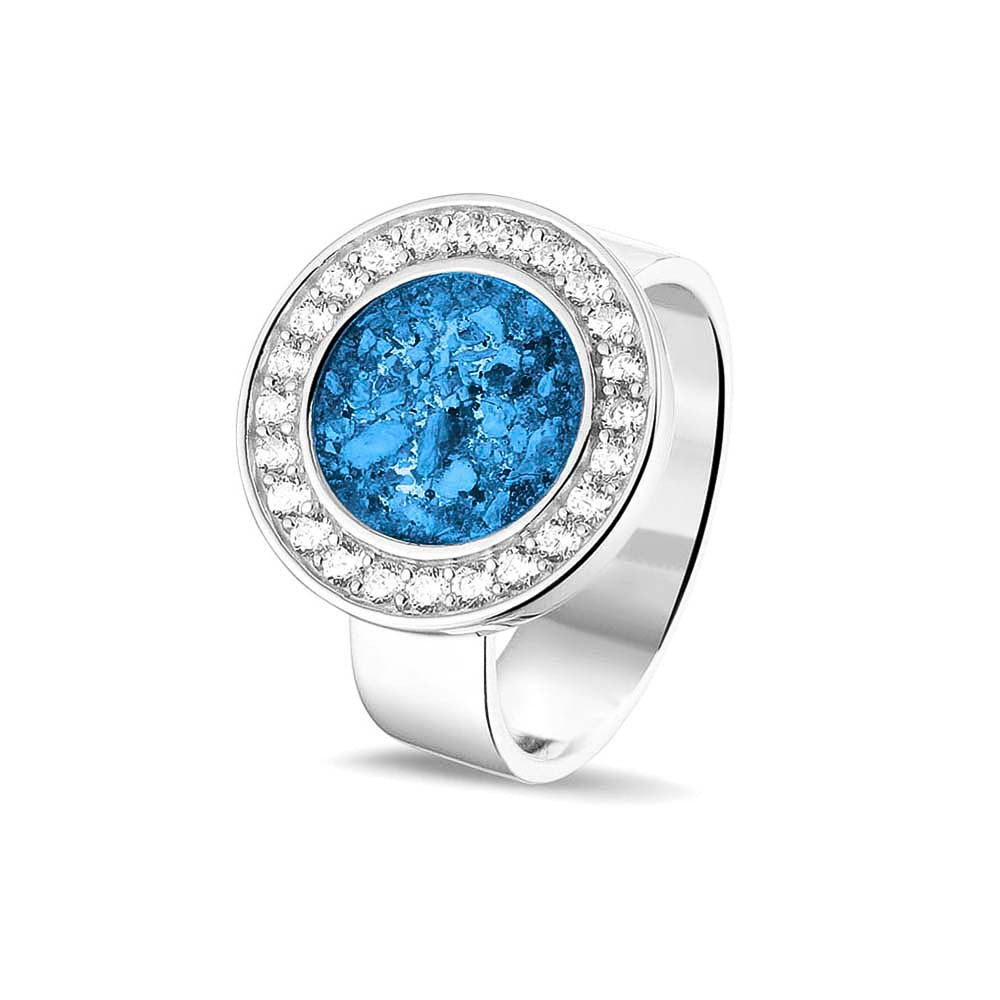 Asring 6 mm uit onze serie gedenksieraden, waar aan de bovenzijde zichtbaar as of haar verwerkt wordt in een rondje, rondom gezet met zirkonia's of diamanten naar keuze. Marine