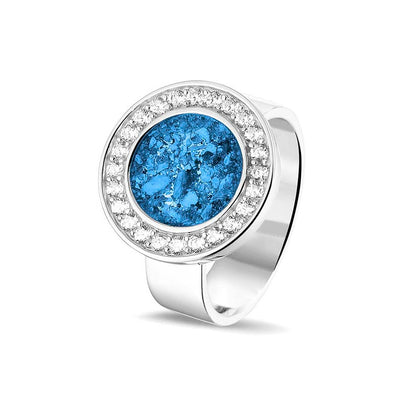 Asring 6 mm uit onze serie gedenksieraden, waar aan de bovenzijde zichtbaar as of haar verwerkt wordt in een rondje, rondom gezet met zirkonia's of diamanten naar keuze. Marine
