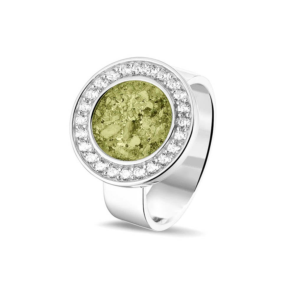 Asring 6 mm uit onze serie gedenksieraden, waar aan de bovenzijde zichtbaar as of haar verwerkt wordt in een rondje, rondom gezet met zirkonia's of diamanten naar keuze. Olive