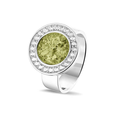 Asring 6 mm uit onze serie gedenksieraden, waar aan de bovenzijde zichtbaar as of haar verwerkt wordt in een rondje, rondom gezet met zirkonia's of diamanten naar keuze. Olive