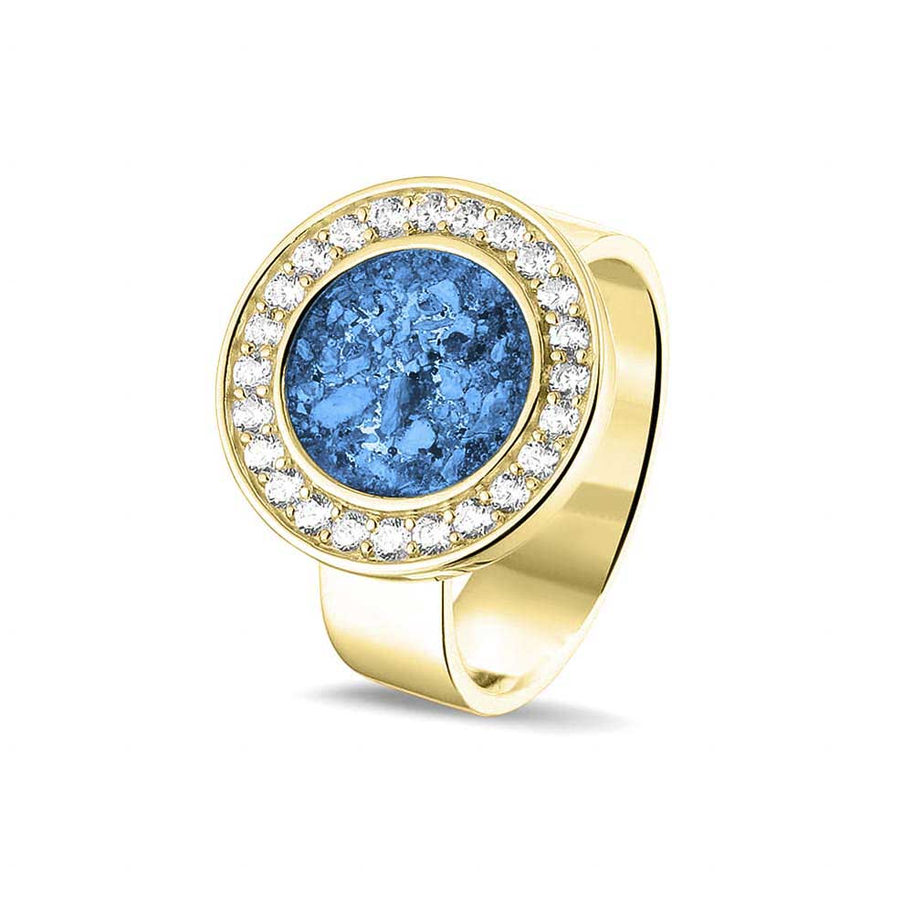 Asring 6 mm uit onze serie gedenksieraden, waar aan de bovenzijde zichtbaar as of haar verwerkt wordt in een rondje, rondom gezet met zirkonia's of diamanten naar keuze. Marine