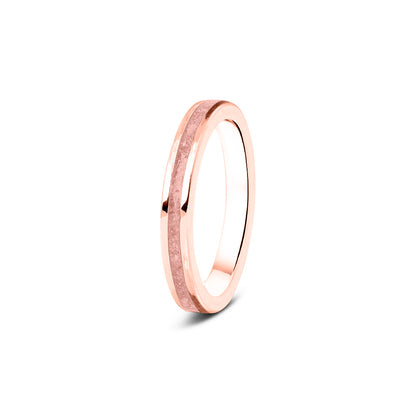 Gedenksieraad, ring 3 mm rondom zichtbaar gevuld met as of haar. Het vullen en sealen met onze speciale hars wordt in onze ambachtelijke edelsmederij gedaan. Blush