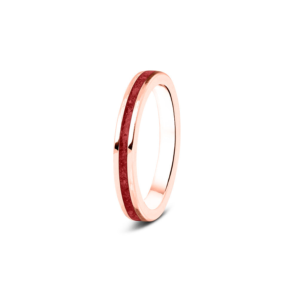 Gedenksieraad, ring 3 mm rondom zichtbaar gevuld met as of haar. Het vullen en sealen met onze speciale hars wordt in onze ambachtelijke edelsmederij gedaan. Red