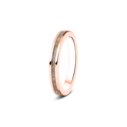 Gedenksieraad, ring 3 mm rondom zichtbaar gevuld met as of haar. Het vullen en sealen met onze speciale hars wordt in onze ambachtelijke edelsmederij gedaan. Transparent
