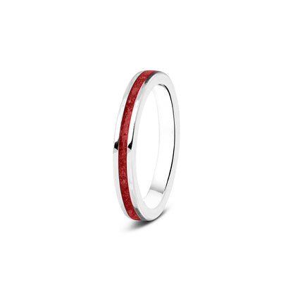 Gedenksieraad, ring 3 mm rondom zichtbaar gevuld met as of haar. Het vullen en sealen met onze speciale hars wordt in onze ambachtelijke edelsmederij gedaan. Red