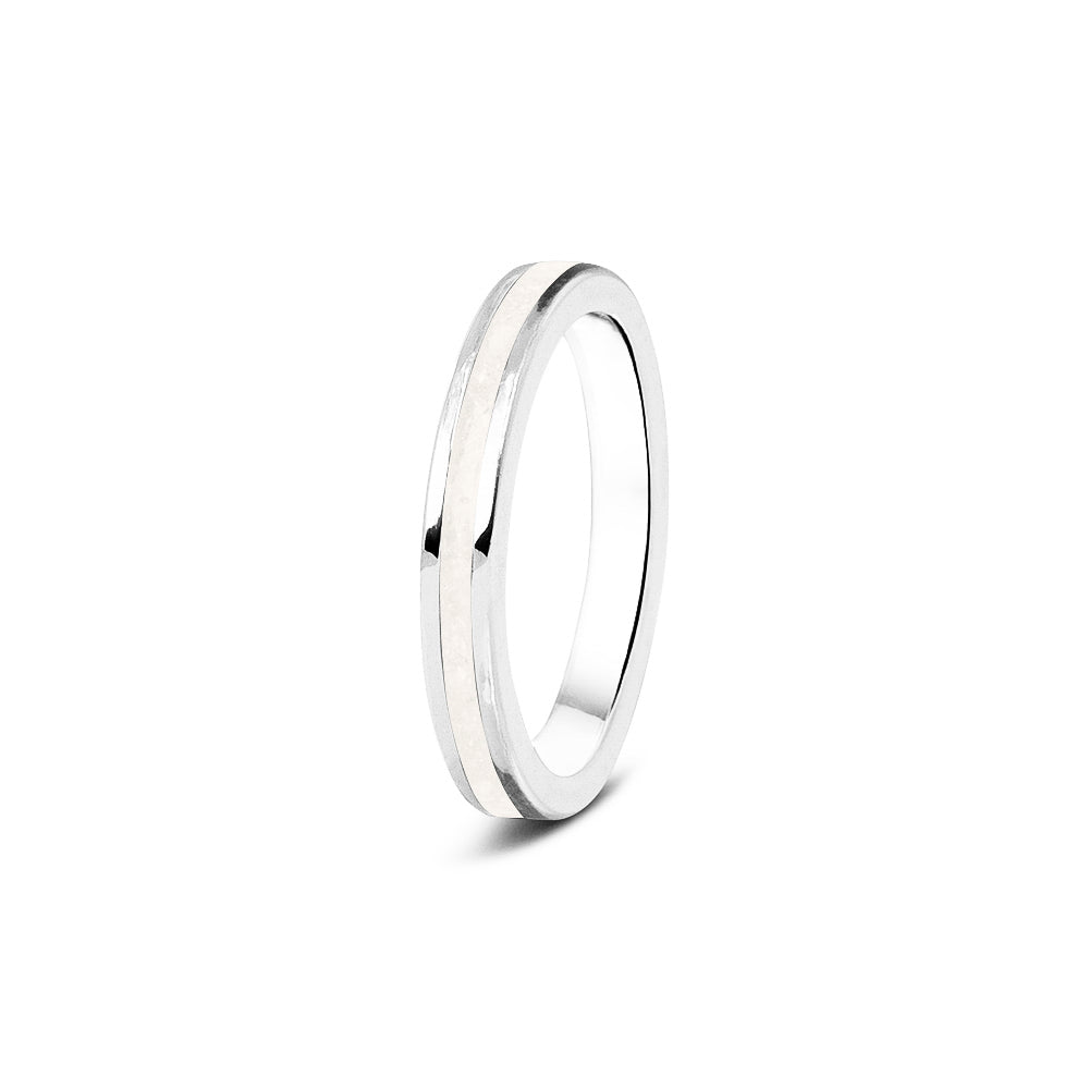 Gedenksieraad, ring 3 mm rondom zichtbaar gevuld met as of haar. Het vullen en sealen met onze speciale hars wordt in onze ambachtelijke edelsmederij gedaan. White