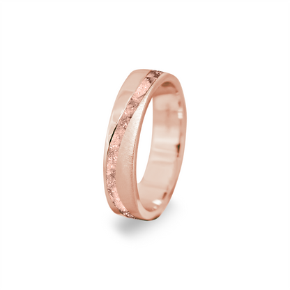 Gedenksieraad, ring  rondom zichtbaar gevuld met as of haar. Het vullen en sealen met onze speciale hars wordt in onze ambachtelijke edelsmederij gedaan. Blush