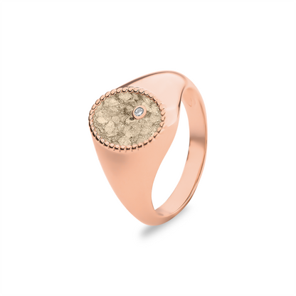 Ring  uit onze serie gedenksieraden, waar zichtbaar as of haar verwerkt wordt in het ovale compartiment met één diamant erin. Transparent