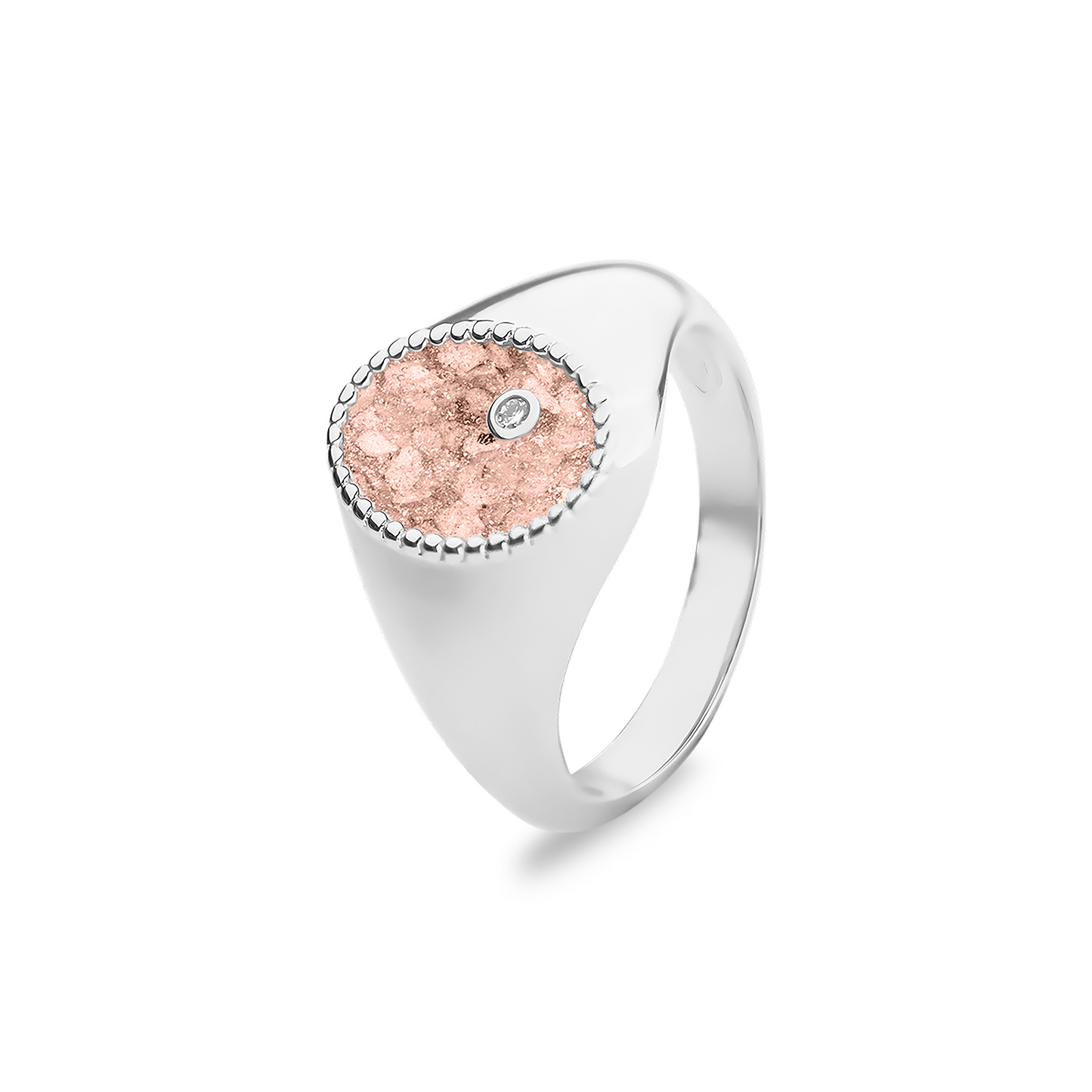Herinneringsring , waar zichtbaar as of haar verwerkt wordt in het ovale compartiment. Blush