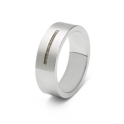 Ring als gedenksieraad 7 mm breed met één langwerpige streep waar as of haar  in verwerkt wordt.De asring is leverbaar in edelstaal, zilver en in 14 en 18 KT geelgoud/witgoud en roségoud.