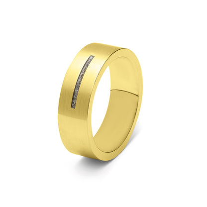 Ring als gedenksieraad 7 mm breed met één langwerpige streep waar as of haar  in verwerkt wordt.De asring is leverbaar in edelstaal, zilver en in 14 en 18 KT geelgoud/witgoud en roségoud.