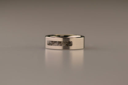 Ring als gedenksieraad 8 mm breed waar de ruimte aan de bovenzijde met as of haar verwerkt wordt. De asring is leverbaar in staal, zilver en in 14 en 18 KT geelgoud/witgoud en roségoud. Alle