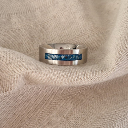 Ring als gedenksieraad 8 mm breed waar de ruimte aan de bovenzijde met as of haar verwerkt wordt. De asring is leverbaar in staal, zilver en in 14 en 18 KT geelgoud/witgoud en roségoud. Alle