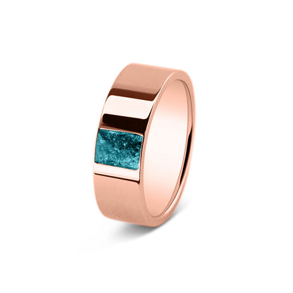 Ring als gedenksieraad 8 mm breed, glans afwerking met een rechthoekig vlak aan de voorzijde, waar as of haar  in verwerkt wordt. Turquoise