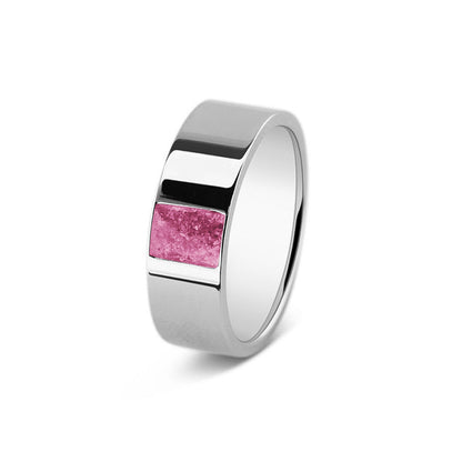 Ring als gedenksieraad 8 mm breed, glans afwerking met een rechthoekig vlak aan de voorzijde, waar as of haar  in verwerkt wordt. Fluo