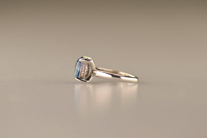 Gedenksieraad, asring 3 mm waar aan de bovenzijde zichtbaar as of haar verwerkt wordt, rondom aan de zijkant gezet met zirkonia's of diamanten naar keuze. 