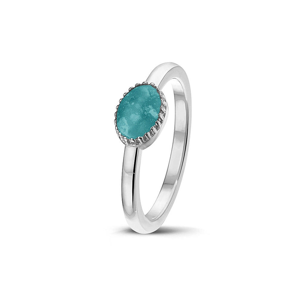 Afmeting ovaal: 8x6 mm, Ringband: 1.5 mm. Gedenksieraad, ring met een hartje er boven op , waar zichtbaar as of haar  in verwerkt wordt. Aqua