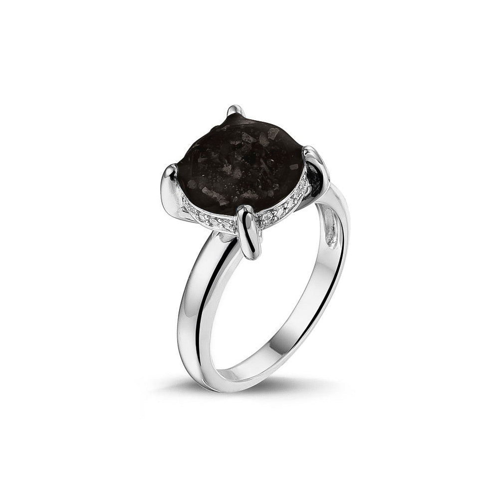 Gedenksieraad, asring 3 mm waar aan de bovenzijde zichtbaar as of haar verwerkt wordt, rondom aan de zijkant gezet met zirkonia's of diamanten naar keuze. Black