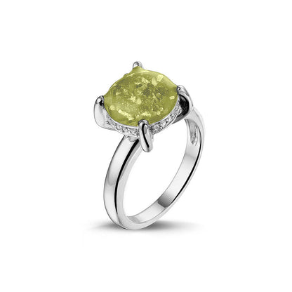 Gedenksieraad, asring 3 mm waar aan de bovenzijde zichtbaar as of haar verwerkt wordt, rondom aan de zijkant gezet met zirkonia's of diamanten naar keuze. Olive