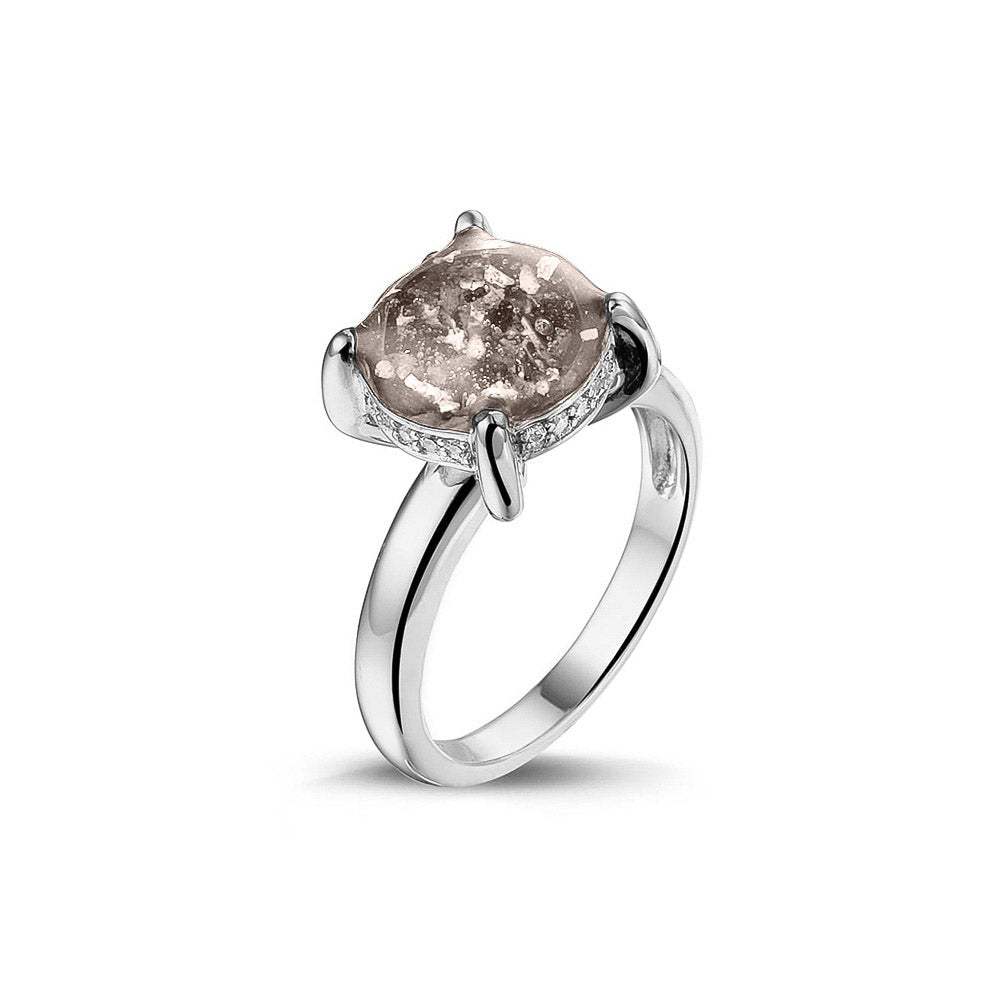 Gedenksieraad, asring 3 mm waar aan de bovenzijde zichtbaar as of haar verwerkt wordt, rondom aan de zijkant gezet met zirkonia's of diamanten naar keuze. Silver