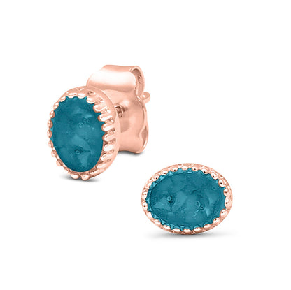 Ovaal gevormde oorstekers, aan de voorzijde zichtbaar gevuld met as of haar. Turquoise