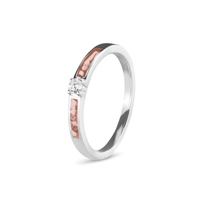 Gedenksieraad, ring 3 mm met (zirkonia of diamant), geflankeerd door twee compartimenten waar zichtbaar as of haar  in verwerkt wordt. Blush