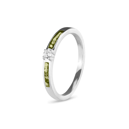 Gedenksieraad, ring 3 mm met (zirkonia of diamant), geflankeerd door twee compartimenten waar zichtbaar as of haar  in verwerkt wordt. Olive