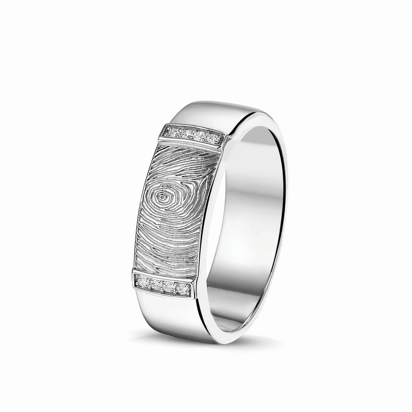 Ring 7 mm met een rechthoekig vlak aan de bovenzijde voorzien van een vingerafdruk, afgewerkt aan de randen met zirkonia's. Het is een tijdloos gedenksieraad en is te bestellen in zilver, 14 en 18 KT geelgoud,roségoud en witgoud.