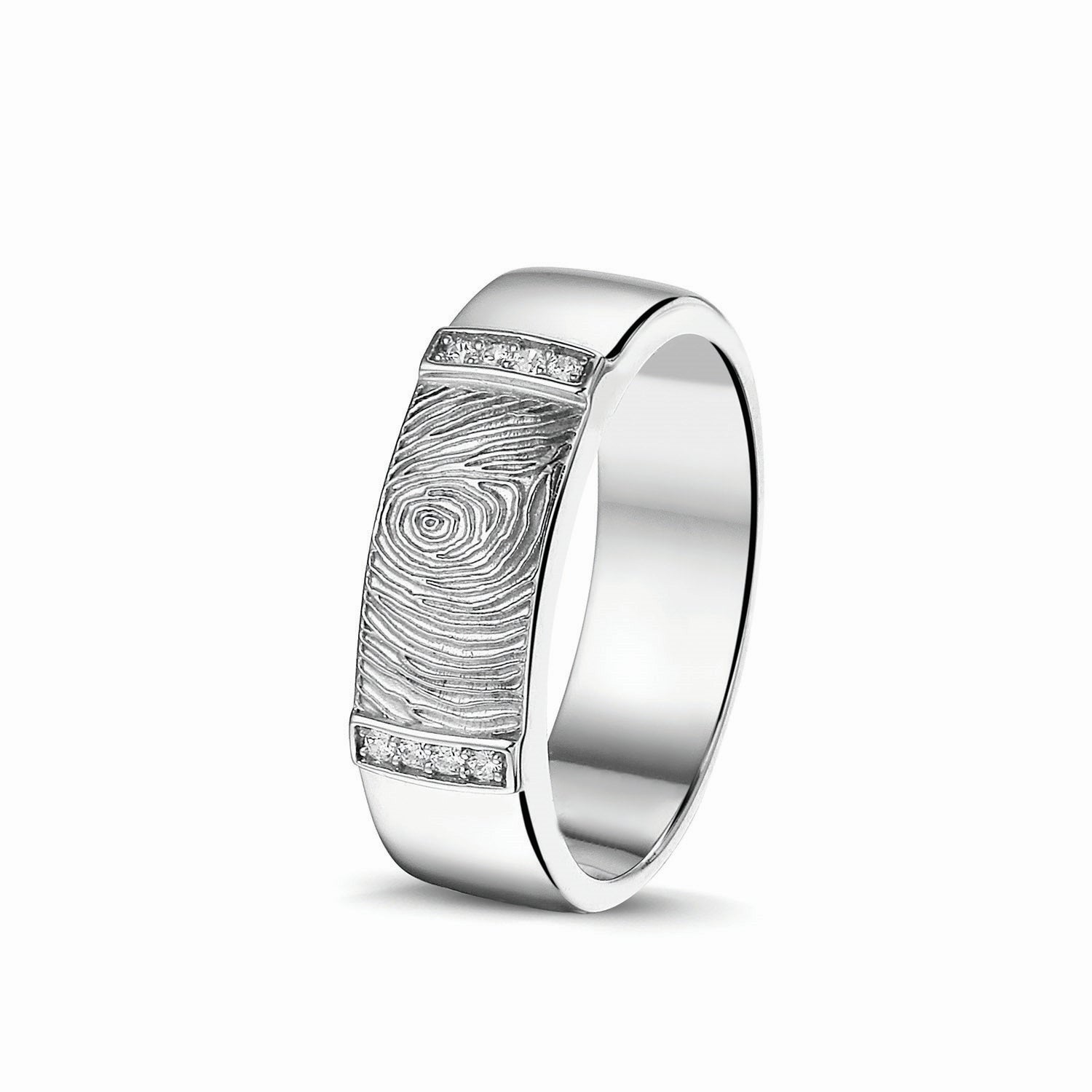 Ring 7 mm met een rechthoekig vlak aan de bovenzijde voorzien van een vingerafdruk, afgewerkt aan de randen met zirkonia's. Het is een tijdloos gedenksieraad en is te bestellen in zilver, 14 en 18 KT geelgoud,roségoud en witgoud.