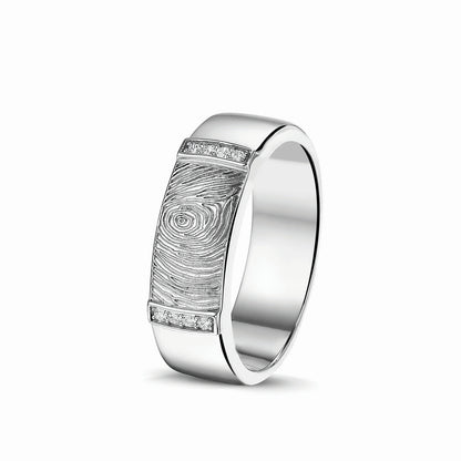Ring 7 mm met een rechthoekig vlak aan de bovenzijde voorzien van een vingerafdruk, afgewerkt aan de randen met zirkonia's. Het is een tijdloos gedenksieraad en is te bestellen in zilver, 14 en 18 KT geelgoud,roségoud en witgoud.