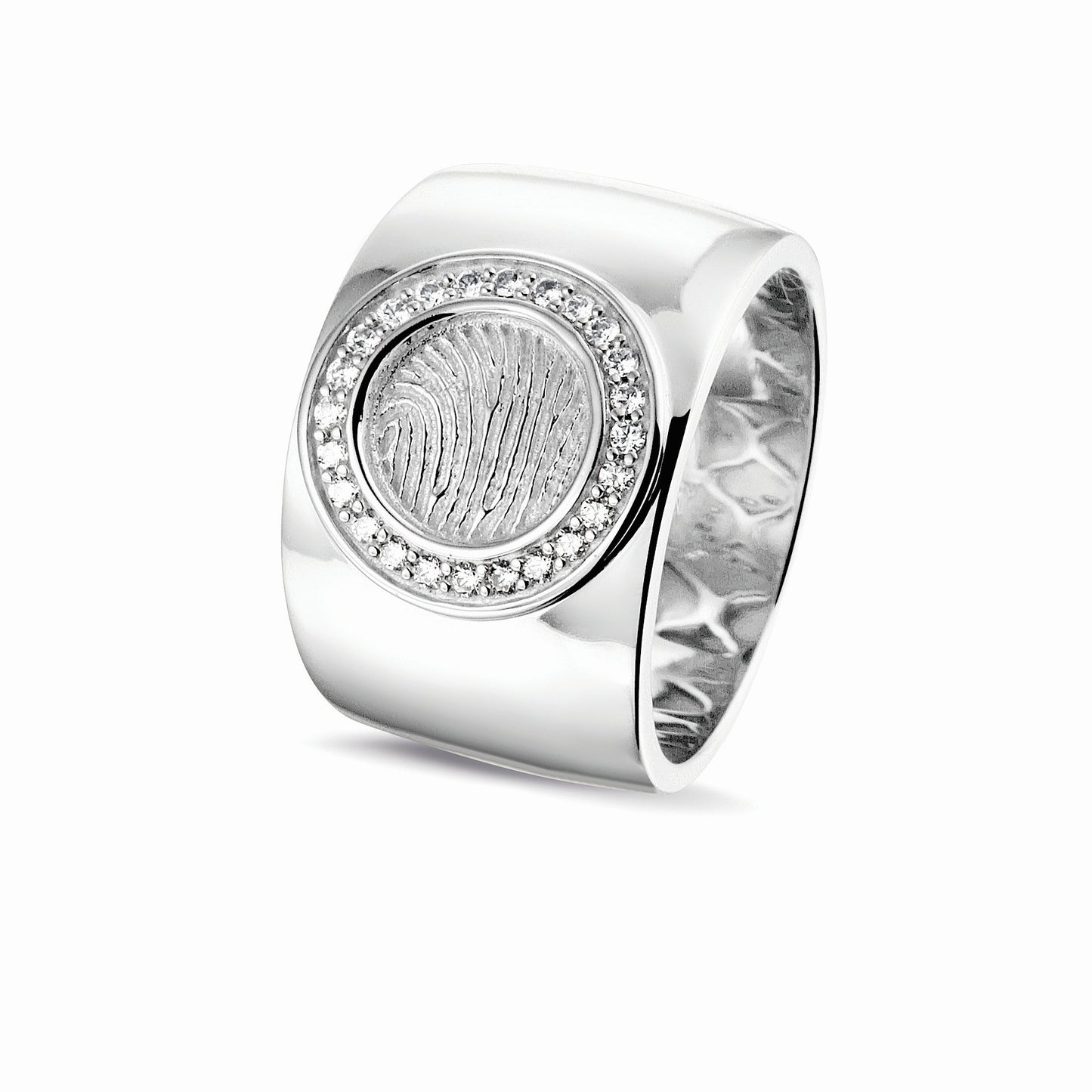 Ring 14 KT witgoud met rond vlak aan de bovenzijde voorzien van een vingerafdruk afgewerkt aan de randen met zirkonia's. Het is een tijdloos gedenksieraad.