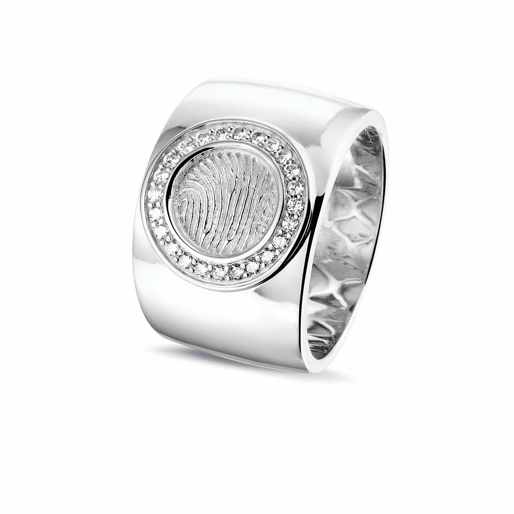 Ring 14 KT witgoud met rond vlak aan de bovenzijde voorzien van een vingerafdruk afgewerkt aan de randen met zirkonia's. Het is een tijdloos gedenksieraad.