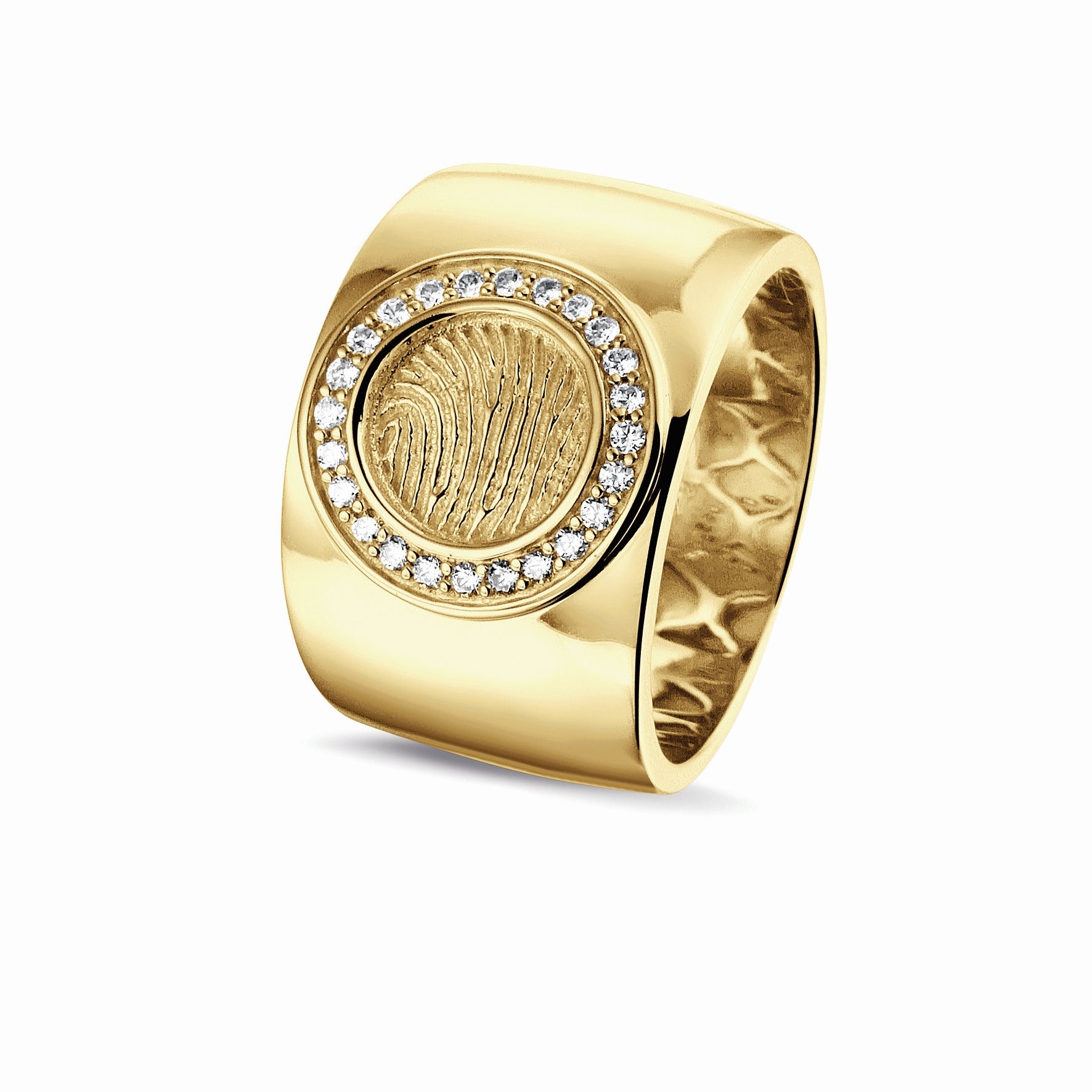 Ring 14 KT geelgoud met rond vlak aan de bovenzijde voorzien van een vingerafdruk afgewerkt aan de randen met zirconia's. Het is een tijdloos gedenksieraad.