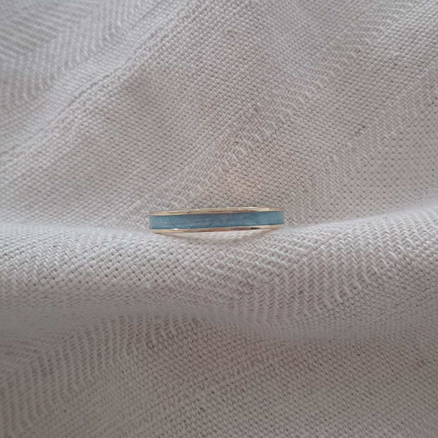 Gedenksieraad, ring 3 mm rondom zichtbaar gevuld met as of haar. De asring is leverbaar in zilver en in geelgoud/witgoud en roségoud.  Alle
