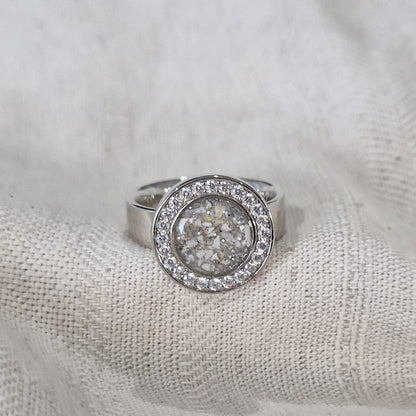 Asring 6 mm uit onze serie gedenksieraden, waar aan de bovenzijde zichtbaar as of haar verwerkt wordt in een rondje, rondom gezet met zirkonia's of diamanten naar keuze. Alle