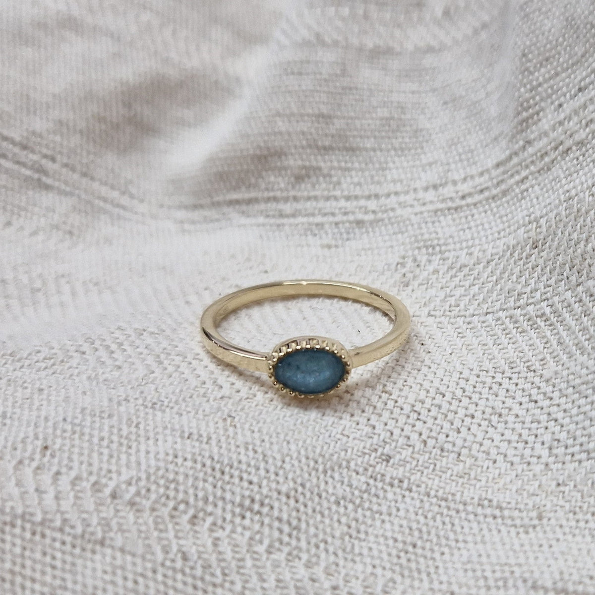 Gedenksieraad, ring met een hartje er boven op , waar zichtbaar as of haar  in verwerkt wordt. De asring is leverbaar in zilver en geelgoud/witgoud en roségoud. Alle