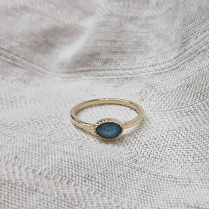 Gedenksieraad, ring met een hartje er boven op , waar zichtbaar as of haar  in verwerkt wordt. De asring is leverbaar in zilver en geelgoud/witgoud en roségoud. Alle