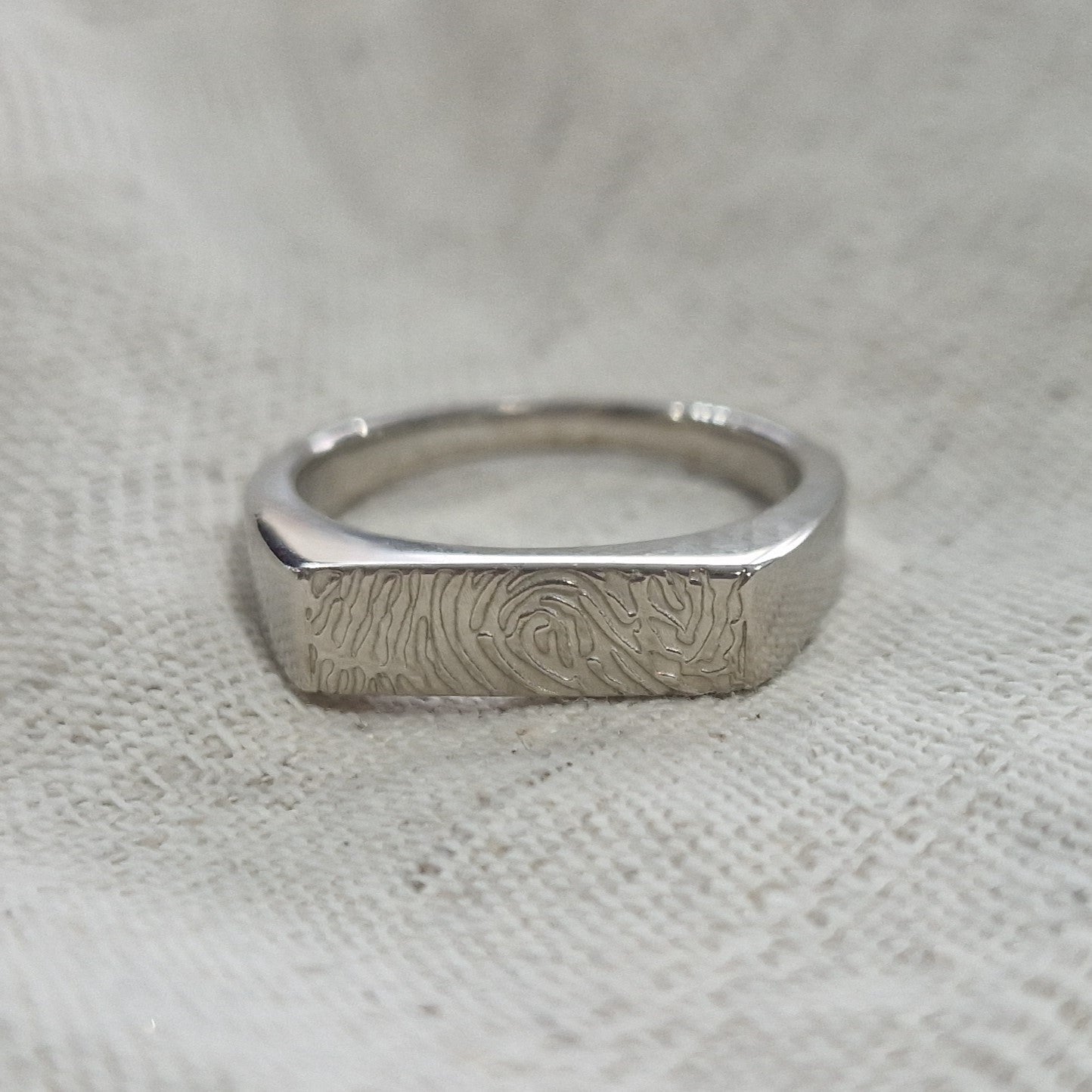 Ring 5mm met een rechthoekig strak vlak aan de bovenzijde voorzien van een vingerafdruk .alle