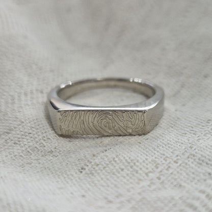 Ring 5mm met een rechthoekig strak vlak aan de bovenzijde voorzien van een vingerafdruk .alle
