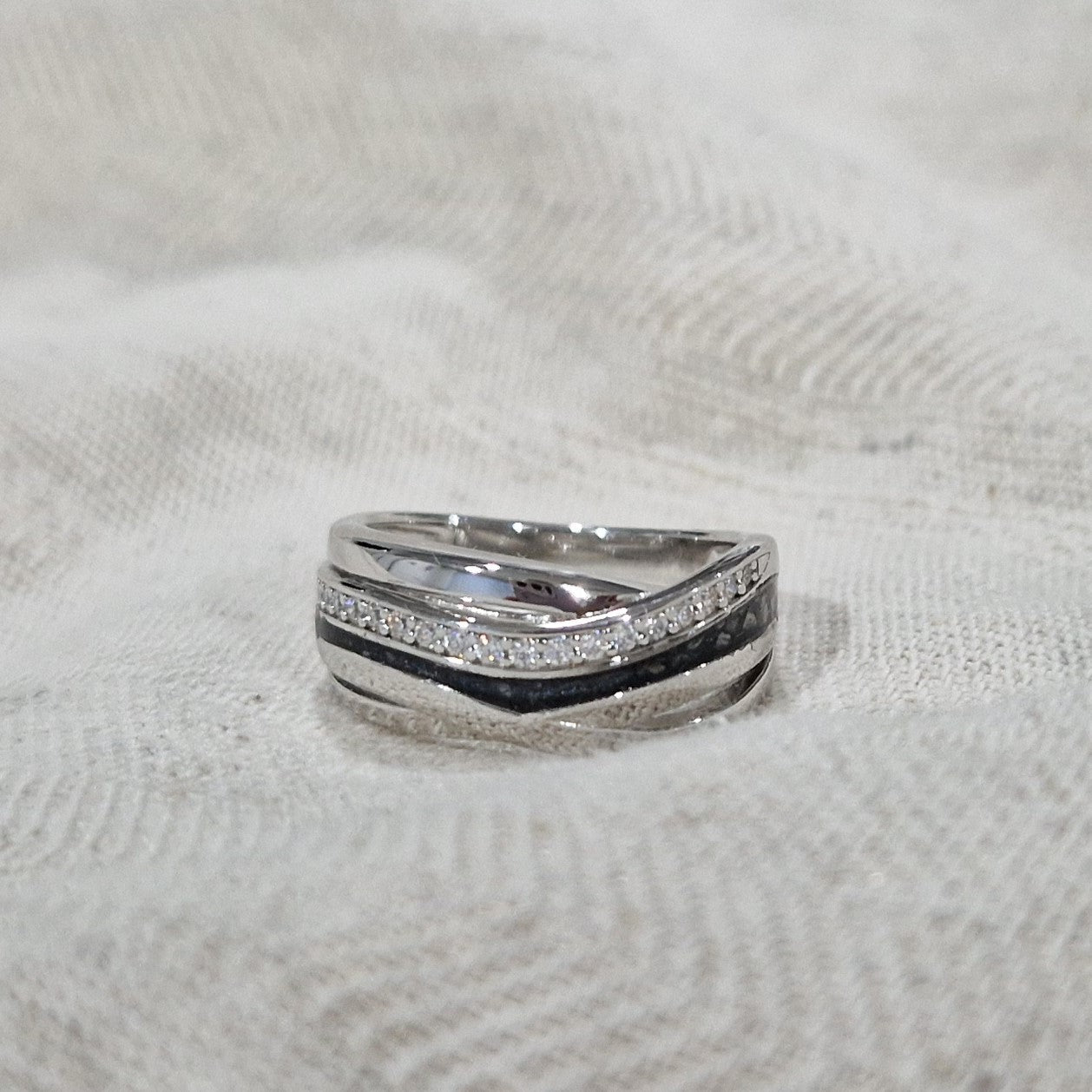 Gedenksieraad, creatieve ring 8 mm waar aan de bovenzijde zichtbaar as of haar verwerkt wordt in een deel van de ringband, een andere band is gezet met zirkonia's of diamanten naar keuze.  Alle