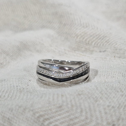 Gedenksieraad, creatieve ring 8 mm waar aan de bovenzijde zichtbaar as of haar verwerkt wordt in een deel van de ringband, een andere band is gezet met zirkonia's of diamanten naar keuze.  Alle