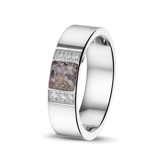 Ring als gedenksieraad 6 mm breed met een rechthoekig vlak aan de voorzijde, waar as of haar  in verwerkt wordt, aan beide zijden ingekleed door 6 stuks zirkonia's.