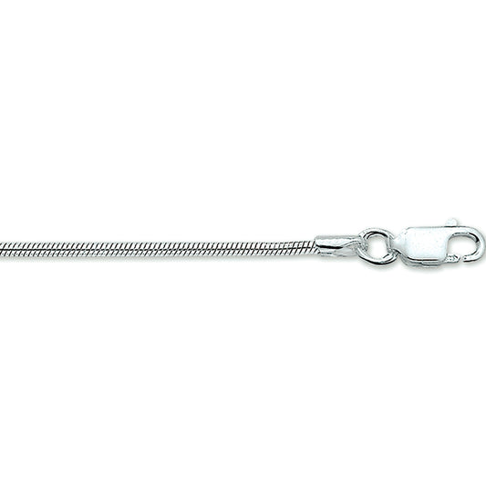Zilveren collier gepolijst met slangen schakel. Dit type collier heeft een subtiele look. De ketting kan mooi gecombineerd worden met onze zilveren gedenksieraden