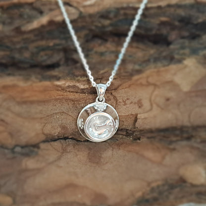 Deze zilveren 925 sterling ashanger met pootafdruk kenmerkt zich door het fraai en speels ontworpen karakter. Dit gedenksieraad kan met as en ook met haar van je huisdier gevuld worden.