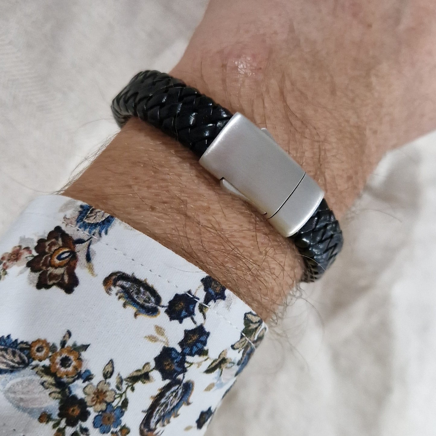 De lederen armband is voorzien van een 925 sterling zilveren sluiting en voorzien van een klein askamertje.alle