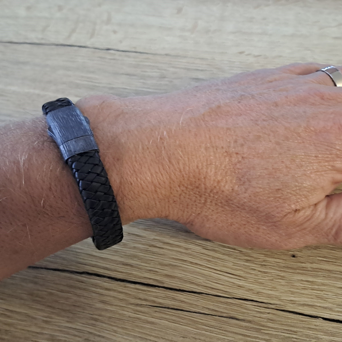 De lederen armband is voorzien van een 925 sterling zilveren sluiting en voorzien van een klein askamertje.alle