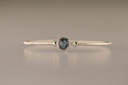 Zilveren as armband met in het midden een ornamentje, gedenksieraad, alle