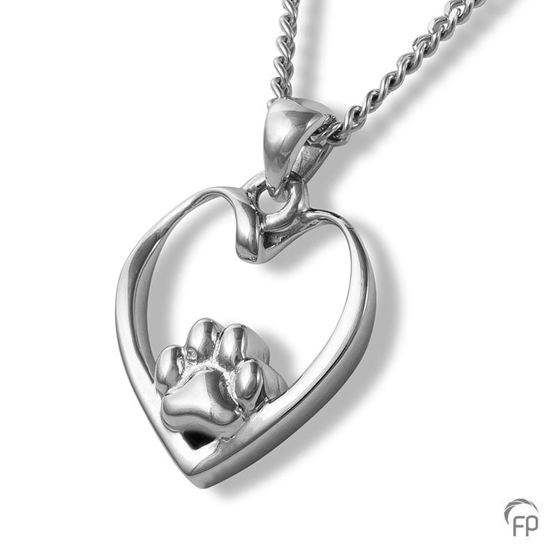 Deze zilveren 925 sterling ashanger met pootafdrukje en hartje kenmerkt zich door het fraai en speels ontworpen karakter. Dit gedenksieraad kan met as en ook met haar van je huisdier gevuld worden.
