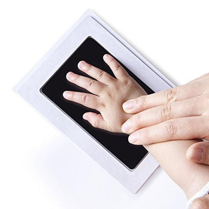Afmetingen frame: 9.5 x 6 cm, het afdrukset poot/hand/voetpakket bestaat uit een touchpad  en twee stuks witte afdruk kaarten