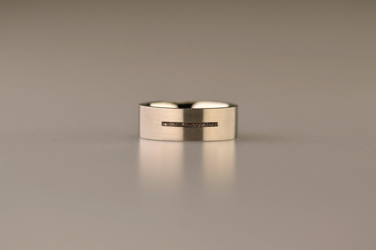 Ring als gedenksieraad 7 mm breed met één langwerpige streep waar as of haar  in verwerkt wordt.De asring is leverbaar in edelstaal, zilver en in 14 en 18 KT geelgoud/witgoud en roségoud. Alle